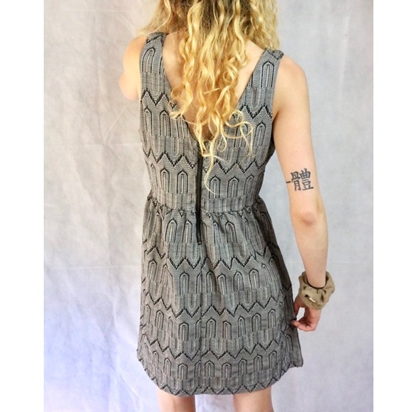 LIKE NEW Lucky Brand Gray Black White V Neck Dress - Picture 4 of 7